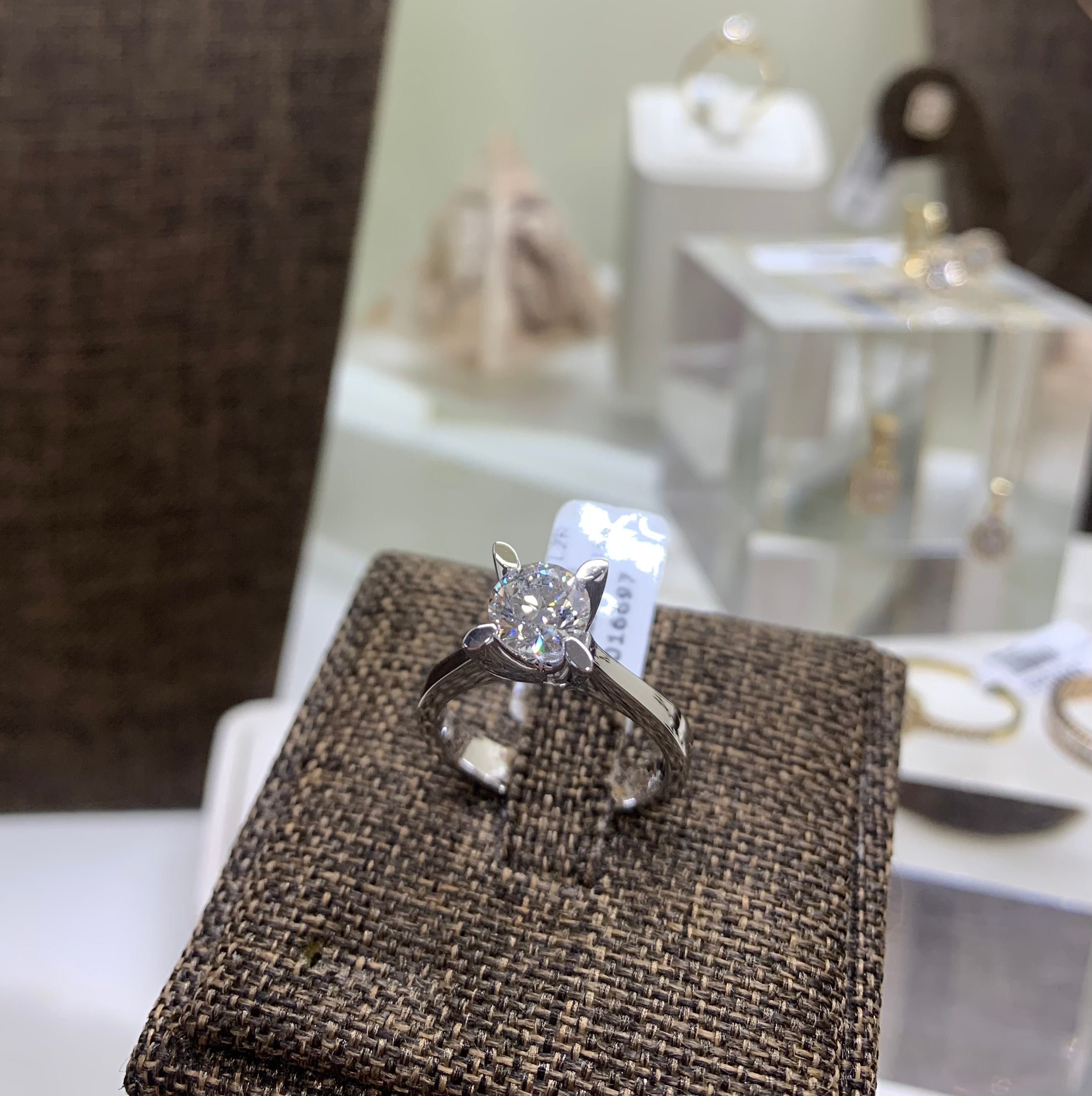 Годежен пръстен от 18к. бяло злато с диамант 1.10ct. цвят D чистота SI с HRD Antwerp сертификат. Бижу с инвестиционна стойност!